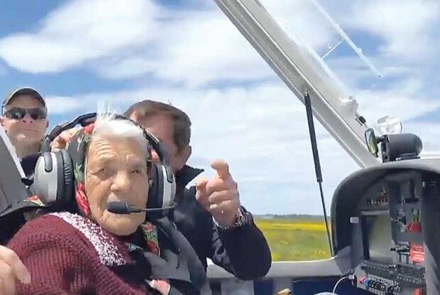 У 90 років сіла за кермо автівки та…штурвал літака!