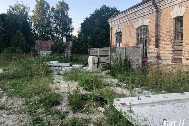 Місце дитячих забавок та наркопритон: що відбувається в недобудованій казармі у Володимирі
