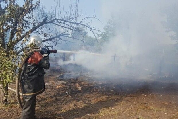 На Рівненщині викликали пожежників, бо хтось невідомий підпалив... туалет