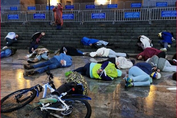Буча-Тбілісі: десятки людей зі зв'язаними руками лягли біля сходів до парламенту Грузії