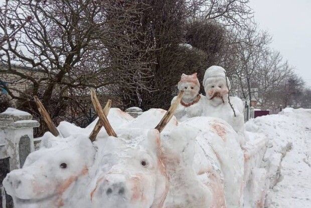 Подружжя на волах: чоловік зліпив зі снігу незвичайні фігури (фото)