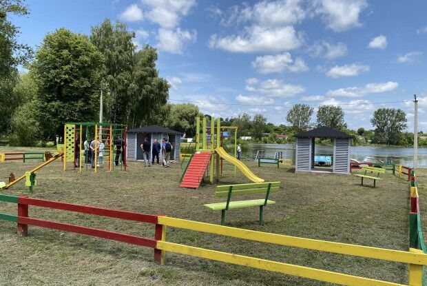 За сприяння міжнародних партнерів у громаді на Волині на березі ставка облаштували відпочинкову зону