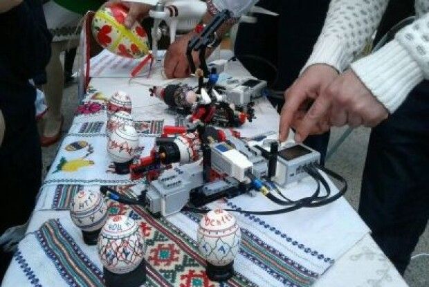 У Чернівцях презентували робота, який вміє розписувати писанки
