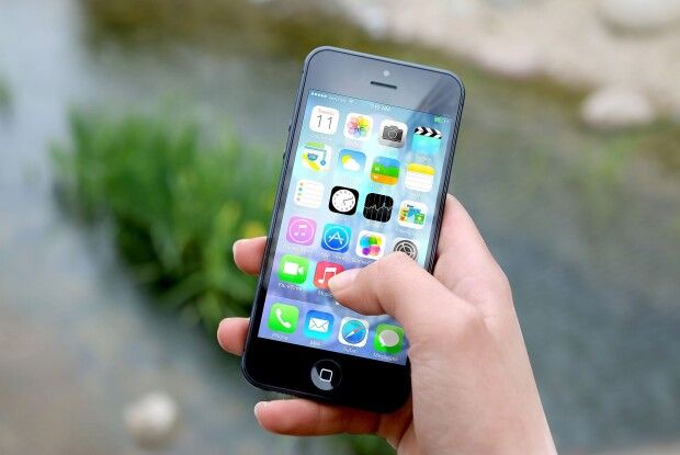 На Apple подали в суд, бо вони сповільнюють роботу своїх старих телефонів