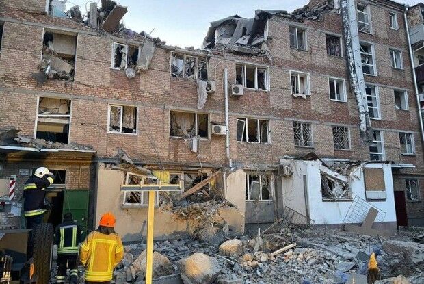 З-під завалів багатоповерхівки у Миколаєві дістали дитину, пошуки людей тривають (Фото)