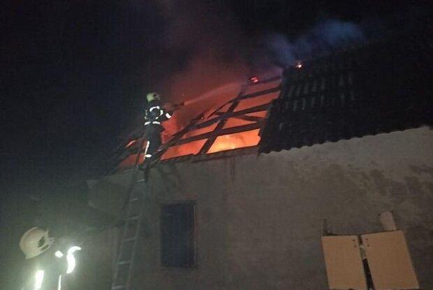 На Волині вночі блискавки влучили в дві будівлі (фото)