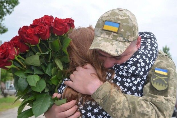 Український військовий оригінально освідчився своїй дівчині (Фото)