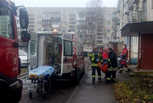 Рятувальники Волині відкрили заблоковані двері для допомоги хворому