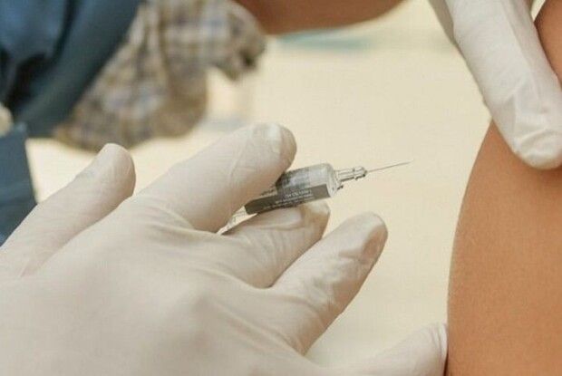 Українець вакцинувався від коронавірусу... 18 разів (Відео)