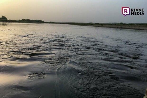 На Рівненщині з дна річки підняли тіло жінки