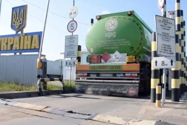 Бензовози перетинають кордон першочергово – ДПСУ