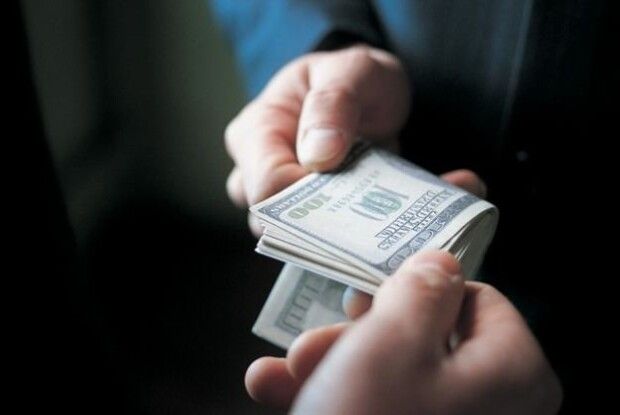 Посадовці Держпродспоживслужби вимагали хабарі з лабораторій ринків Волині