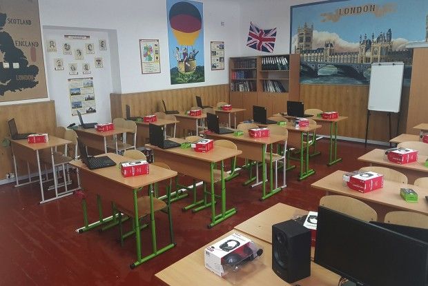 Шацькі школярі отримали лінгафонний кабінет