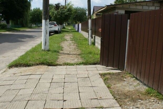 Рожищанин розібрав тротуар 