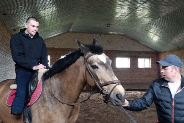 Коні, що лікують душу: як на Волині реабілітовують військових (Відео)