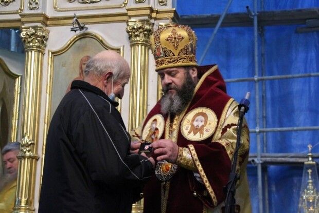 Владика Михаїл нагородив волинянина, який відновлював церкву, зруйновану комуністами 