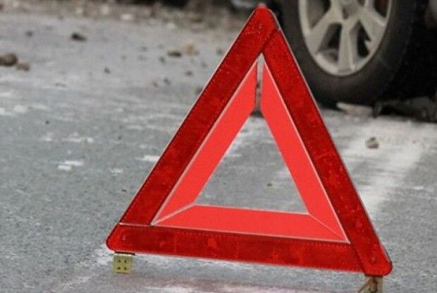 На краденому автомобілі зловмисник в’їхав у паркан