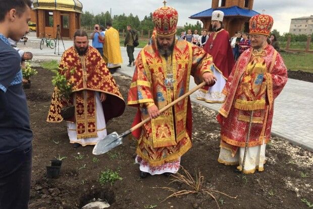 Митрополит Луцький і Волинський Михаїл озброївся штиковою лопатою і гайнув на Донбас (фото)