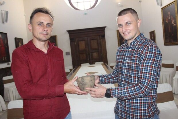 Військовий «Азову» знайшов і передав музею на Рівненщині артефакт, якому 3,5 тисячі років
