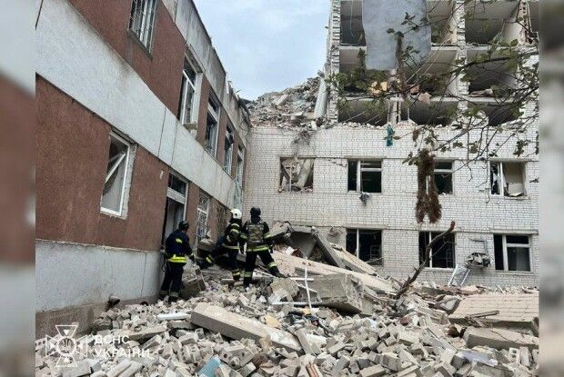  В Чернігові триває рятувальна операція після ракетного удару
