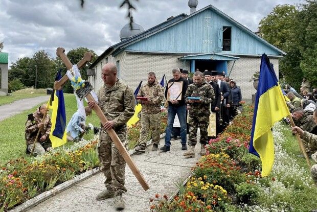 Нововолинська громада – у жалобі: в останню дорогу провели Героя, який віддав життя за Україну (Фото)