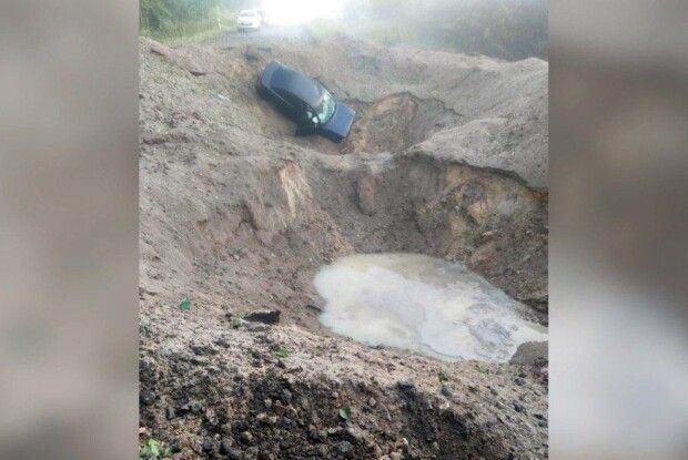Уночі на Волині прогримів вибух, утворилася величезна вирва (Фото)