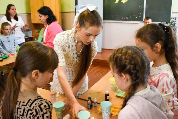 Донька зниклого безвісти воїна волонтерить та проводить проводить майстер-класи з миловаріння 