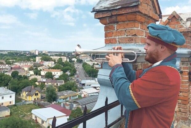 Луцький кликун на В’їзній вежі замку Любарта виконав «Останню колискову для загиблих дітей» – і заплакав