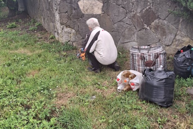 Розпалив багаття у центрі: на Волині «на гарячому» спіймали палія пластику (Фото)
