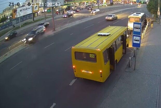 У Луцьку водій на швидкості зніс огорожу біля світлофору, де стояли люди (Відео моменту)