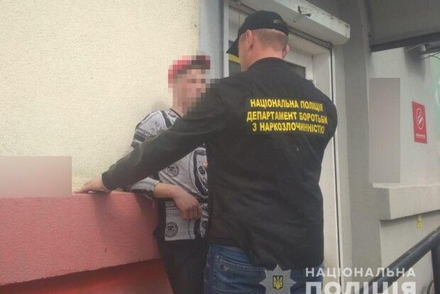 У Благодатному поліцейські затримали чоловіка з психотропом 