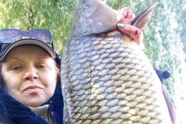 У Луцьку заслужена артистка України здолала у запеклій дуелі 5-кілограмового коропа (Фото)