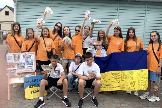 Волинські волонтери-пончикісти завітали на митницю (Фото)