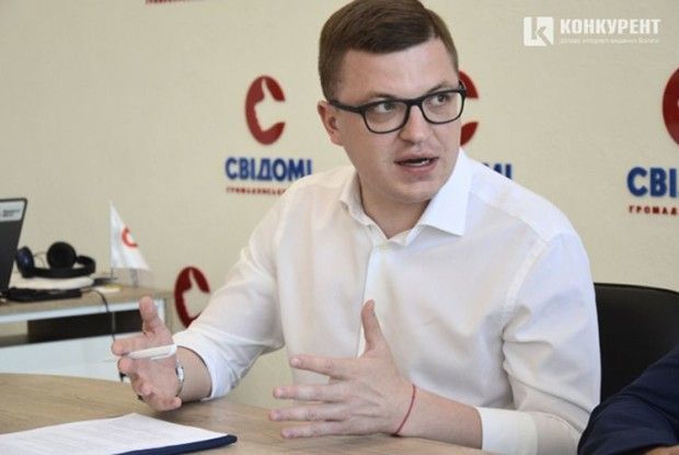 «Політики йдуть за народом,  а не ведуть його за собою»*