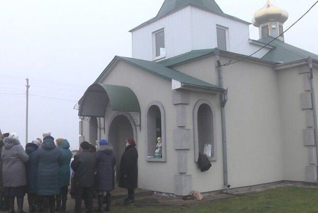 На Волині віряни, які пішли від скандального священника, пів року моляться на вулиці