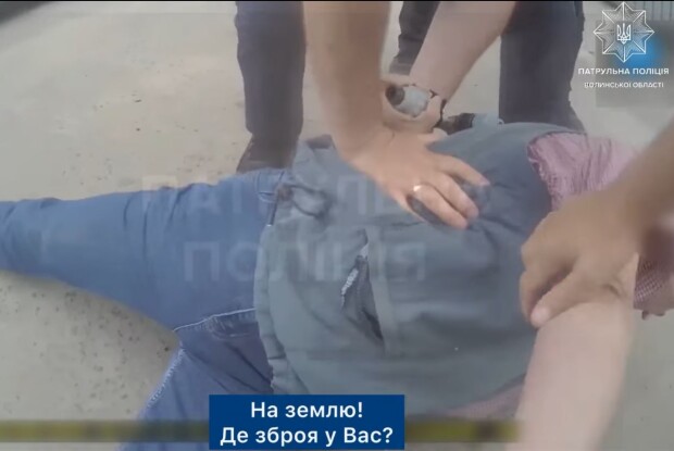 Відео: як на Волині затримували чоловіка, що влаштував стрілянину