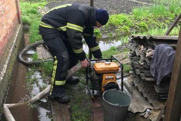 Рятувальники Волині знову відкачували воду і допомагали жінці з дитиною