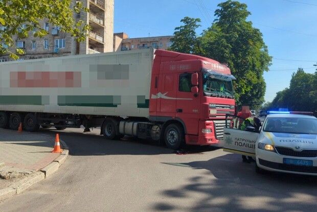 У Рівному жінка потрапила під вантажівку