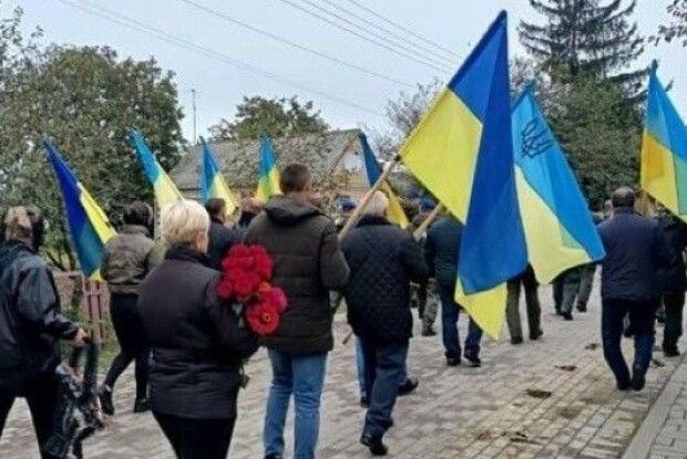 На Горохівщині під час похорону Героя священника обурили радянські символи над постаментом (Відео)