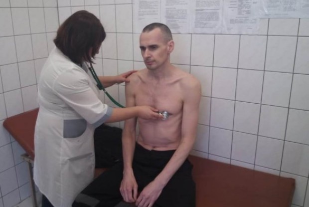 У Росії оприлюднили фото Сенцова під час медобстеження