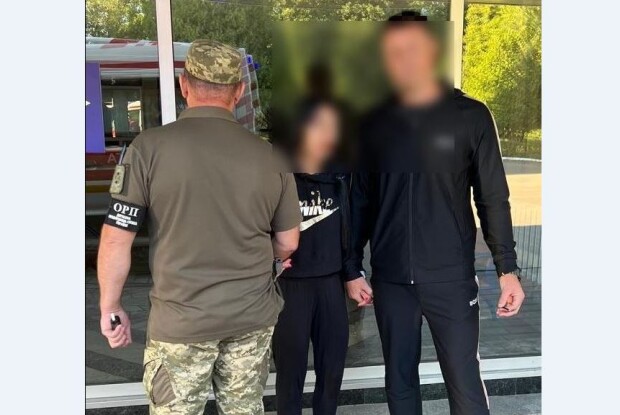 Хитрий чоловік намагався виїхати за кордон одразу… з двома дружинами