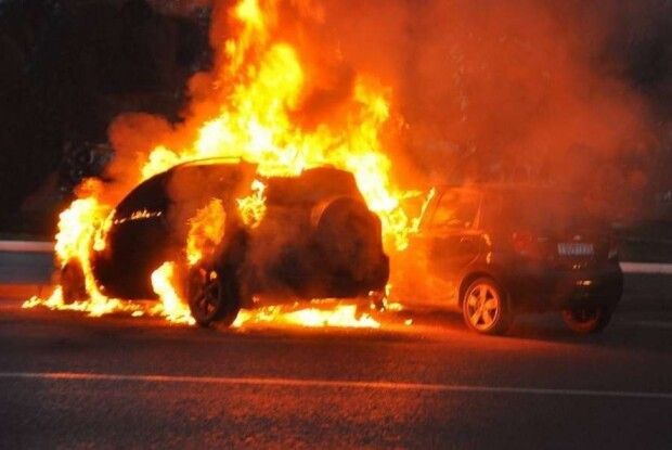 Подружжя врятували з палаючого автомобіля