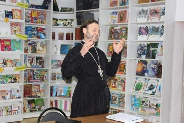 «Студентський» священник вчив школярів усміхатися світові, аби той... усміхнувся навзаєм (фото)