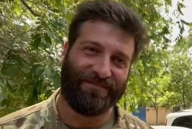 Ведучий-воїн Даніель Салем набив на грудях вишиванку (Фото)