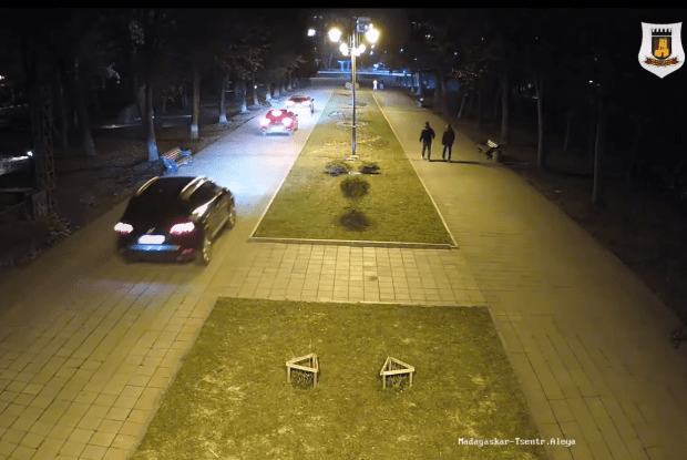 У Луцьку 5 водіїв влаштували зухвалий автопробіг парком (Відео)