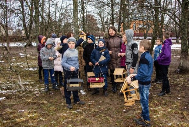 Підкормільські гімназисти відкрили мережу їдалень, в яких пригощатимуть дзьобатих салом, зерном, калиною та горобиною (фото)