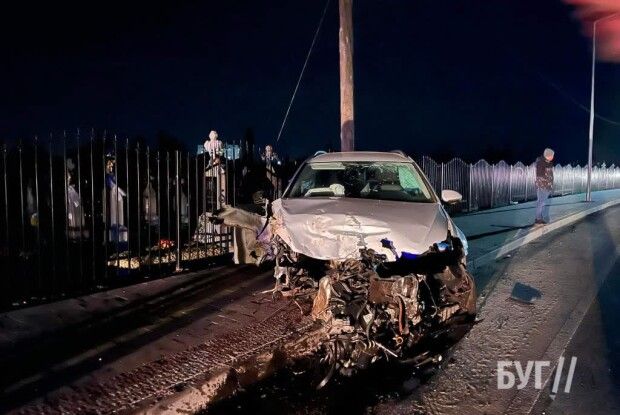 Автомобіль розбитий вщент: на Волині п’яний водій влетів в огорожу та зніс опору (Відео)
