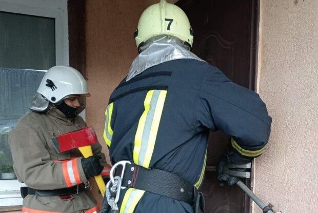 На Волині рятувальники допомогли медикам зайти у приміщення, де була непритомна жінка