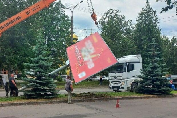 Не платиш – геть з вулиць: у Луцьку проводять демонтаж бігбордів