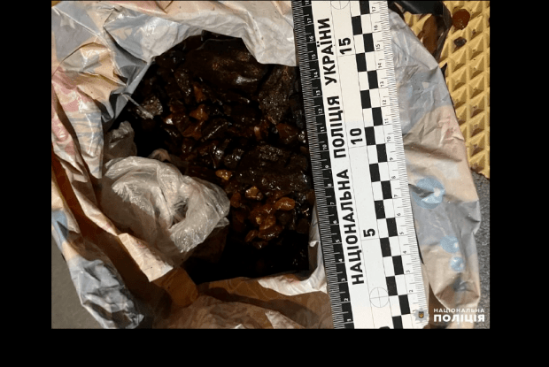 А п’яний водій заховав у багажнику ще й пакет бурштину